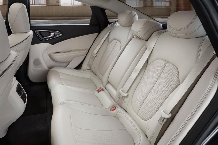  Chrysler 200 2015 года  (фото 33 из 207)